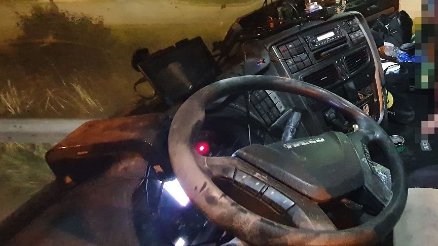 Muž se v Olomouci nepohodl s řidičem kamionu, tak mu vystříkal kabinu hasičákem
